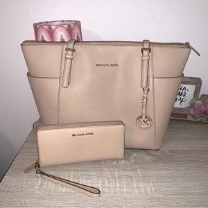 Micheal Kors Tote OFFERS WELCOME